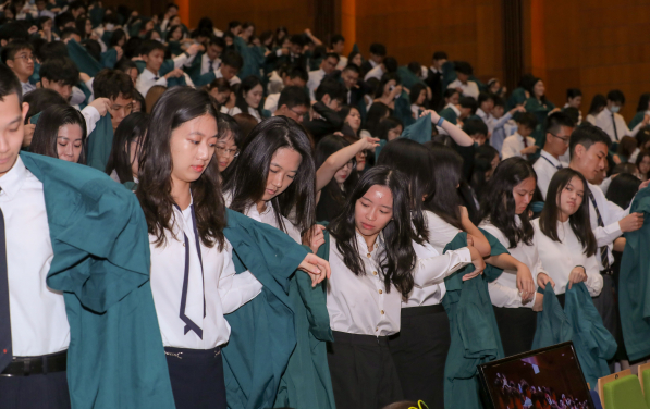 同學穿上校袍，正式開展他們在港大的學習與探索之旅